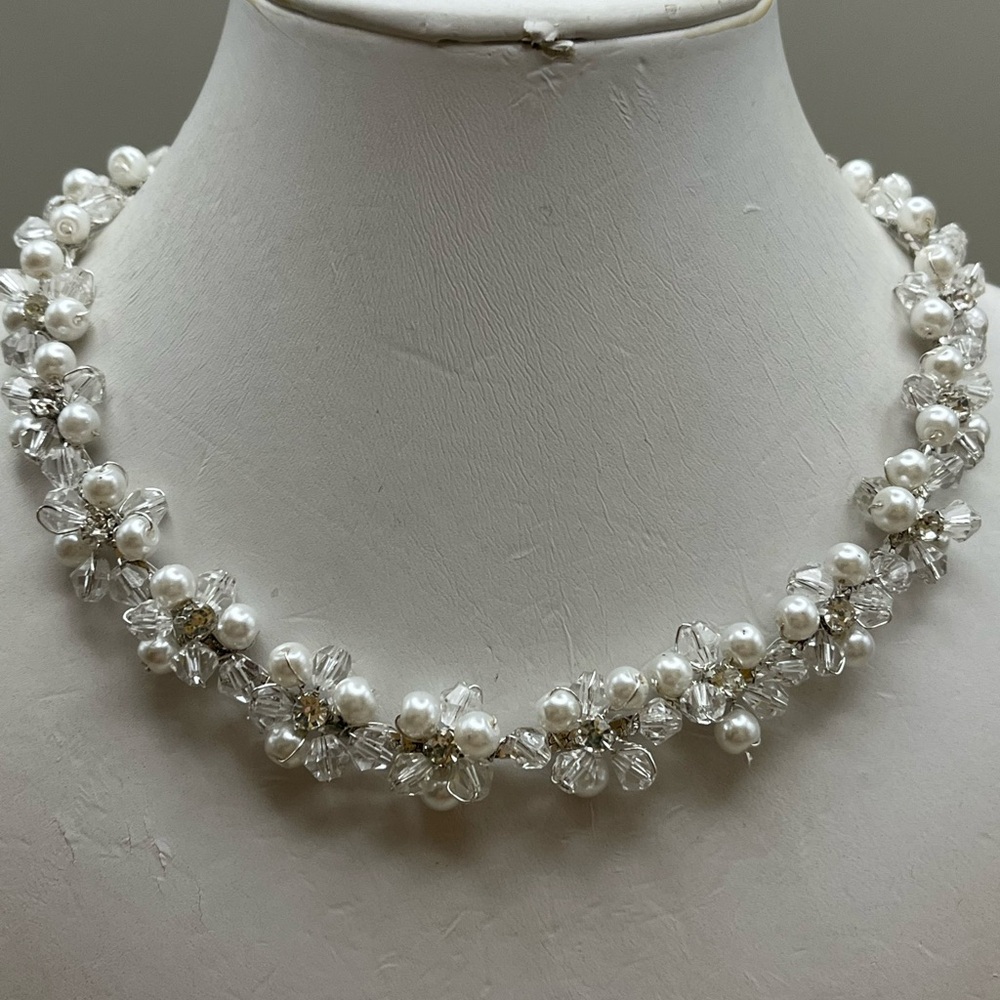 Elegant Pearl and Crystal Necklace